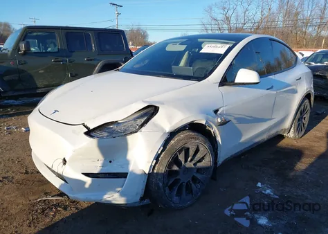 2022 Tesla Model Y Long Range Dual Motor All-Wheel Drive z USA, uszkodzony, nr VIN 7SAYGDEE4NF445847